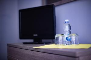 a bottle of water sitting on top of a desk at Binario 9 3/4 in Villafranca Piemonte
