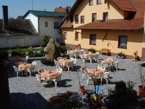 a group of tables and chairs in a courtyard at Kutscherklause in Eggern