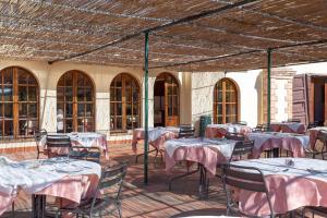 een groep tafels en stoelen met roze tafelkleed bij Casafrassi in Castellina in Chianti