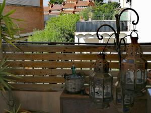 バルセロナにあるCasa con vistasのガラスのボトル2本が柵に掛かっている