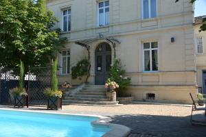 dom z basenem przed nim w obiekcie Villa Vesone w mieście Périgueux