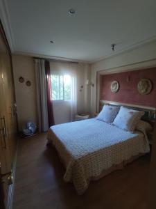 トレモリノスにあるApartamento en Torremolinosのベッドルーム1室(ベッド1台、窓付)