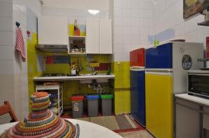 A kitchen or kitchenette at aKasa di Flock