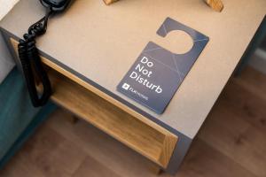a table with a do not disturb sign on it at Reserva FLH Hotels Ericeira in Ericeira