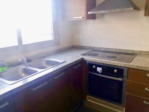 Kuchyň nebo kuchyňský kout v ubytování Casa Playa Gandia Centro II