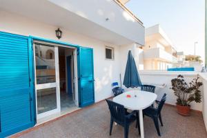 a balcony with a table and chairs and a bedroom at Guest House Matteo in Torre Lapillo