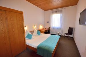 a hotel room with a bed and a desk at Hotel-Restaurant Zur Mainlust in Maintal +41 photos