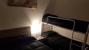 Habitación pequeña con litera y lámpara en VAL D'ORCIA DELUXE 2, RAFFINATA CASA immersa nel verde con WiFi, giardino e parcheggio, en Montalcino 38 fotos más