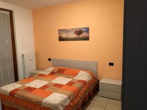 1 dormitorio con 1 cama y una foto de un árbol en Olimpo en Verolanuova