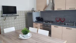 Virtuvė arba virtuvėlė apgyvendinimo įstaigoje VAL D'ORCIA DELUXE 2, RAFFINATA CASA immersa nel verde con WiFi, giardino e parcheggio