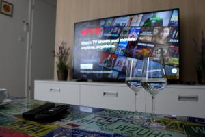 TV a/nebo společenská místnost v ubytování Little Romance in Bratislava