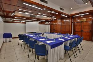 einen Konferenzraum mit einem langen Tisch und Stühlen in der Unterkunft Golden Tulip Goiania Address in Goiânia