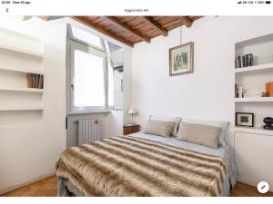 una camera bianca con un letto di The cozy nest a Roma