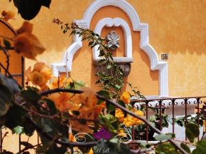 un edificio con una ventana con una mariposa. en Maison Bougainvillea, en Antigua Guatemala