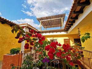 - un balcon avec des fleurs rouges dans l'établissement Maison Bougainvillea, à Antigua Guatemala