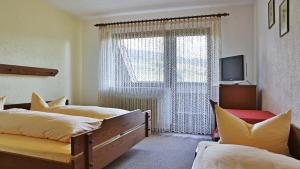 a bedroom with two beds and a window at Grüner Hof in Zell am Harmersbach