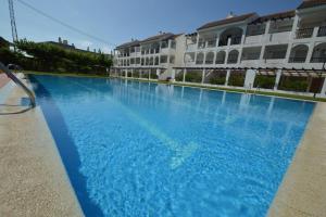 Bazén v ubytování Apartamento con terraza privada y piscinas nebo v jeho okolí