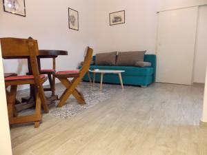 Posedenie v ubytovaní Apartment with private garden, hot tub, WiFi, SAT TV, Klima, near beach