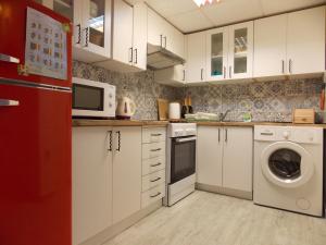 Kuchyňa alebo kuchynka v ubytovaní Apartment with private garden, hot tub, WiFi, SAT TV, Klima, near beach