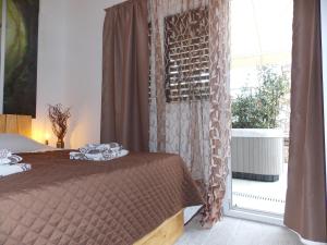 Posteľ alebo postele v izbe v ubytovaní Apartment with private garden, hot tub, WiFi, SAT TV, Klima, near beach
