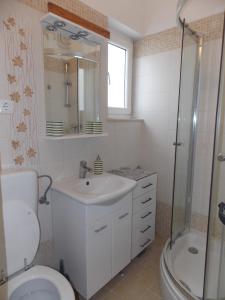 Kúpeľňa v ubytovaní Apartment with private garden, hot tub, WiFi, SAT TV, Klima, near beach