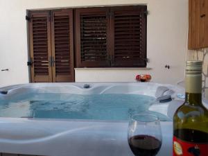 Nápoje v ubytovaní Apartment with private garden, hot tub, WiFi, SAT TV, Klima, near beach