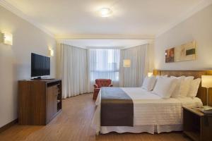 Uma TV ou centro de entretenimento em Windsor Plaza Brasilia