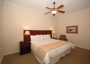 Łóżko lub łóżka w pokoju w obiekcie Emerald Greens Condo Resort