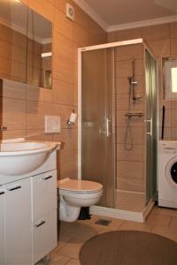 Bilik mandi di Simnovi apartmaji - surrounded by nature