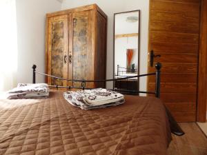 een slaapkamer met een bed en een houten deur bij Apartment with private pool in Njivice +8 foto's