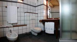 A bathroom at Residence Ruetoreif