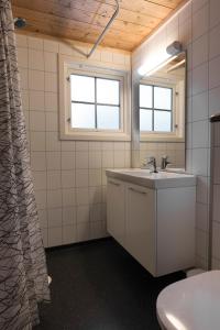 baño con lavabo, ventana y aseo en Lemonsjø Fjellstue og Hyttegrend en Randsverk