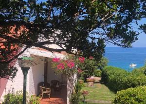 biały dom z widokiem na ocean w obiekcie Villetta sul mare a Punta Tramontana w mieście Castelsardo