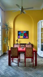 Casa Reina Palermo Queens في بوينس آيرس: غرفة طعام مع طاولة وكرسيين