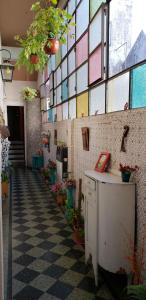 Casa Reina Palermo Queens في بوينس آيرس: غرفة مع نباتات الفخار على الحائط