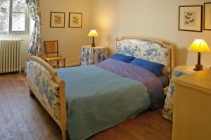 - une chambre avec un lit, deux lampes et une chaise dans l'établissement Les chambres Anglaises, à Largentière