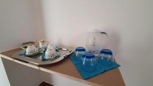 un tavolo con bicchieri blu e un frullatore sopra di DOMU NOSTA di Giulio & Ignazia Room2 a Santa Luria