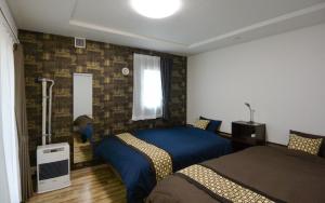 um quarto com 2 camas e uma janela em Sejour Misono / Vacation STAY 4663 em Sapporo