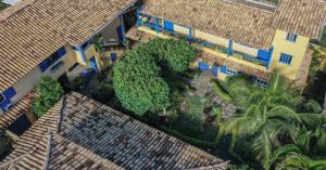 una vista aérea de un patio con árboles y edificios en Pousada Repouso do Guerreiro, en Búzios