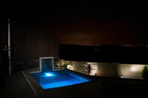 a night view of a swimming pool on a rooftop at Casa Do José in Pantón
