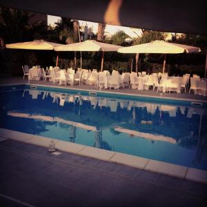 Bazén v ubytování Hotel La Terrazza nebo v jeho okolí