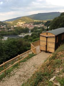 兰戈伦Llangollen Shepherds Huts的山边的木结构建筑