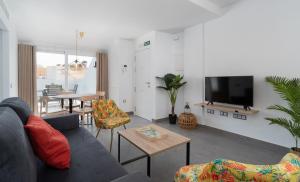Μια τηλεόραση ή/και κέντρο ψυχαγωγίας στο Sur Suites La Dorada, centricos soleados a pocos metros de la Playa y con Parking Opcional