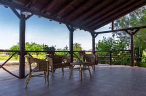 un patio con sillas y una mesa en un porche en Il Covo degli Artisti, en Campobello di Licata