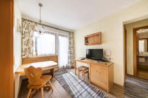 TV i/ili multimedijalni sistem u objektu Hotel Gasthof Stuibenfall