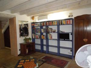 uma sala de estar com uma estante de livros azul em Ca' Pinetta em Rua di Feletto