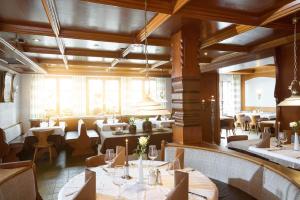 a restaurant with tables and chairs in a room at Gasthof-Hotel Pietsch in Freystadt