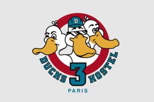 un logotipo para la nueva philadelphia phillies en The 3 Ducks Eiffel Tower by Hiphophostels, en París