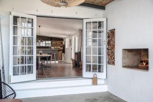 sala de estar con puertas correderas de cristal y chimenea en Tempel Wines en Paarl