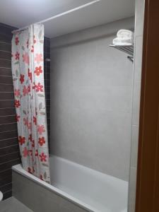 a bathroom with a shower with a shower curtain at Apartamento ÁTICO in Valdepeñas